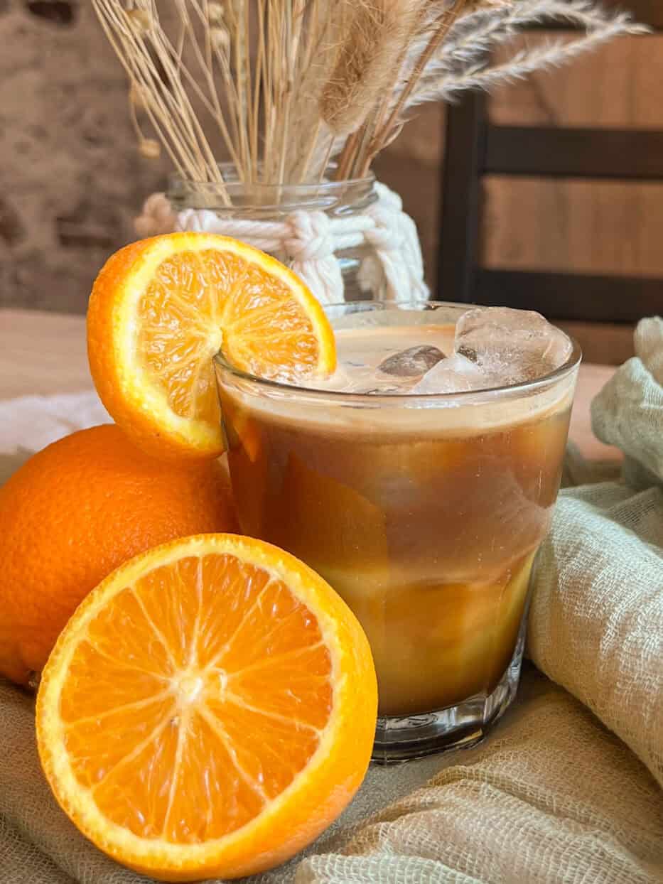 Kaffee mit Orangen und Eiswürfeln.