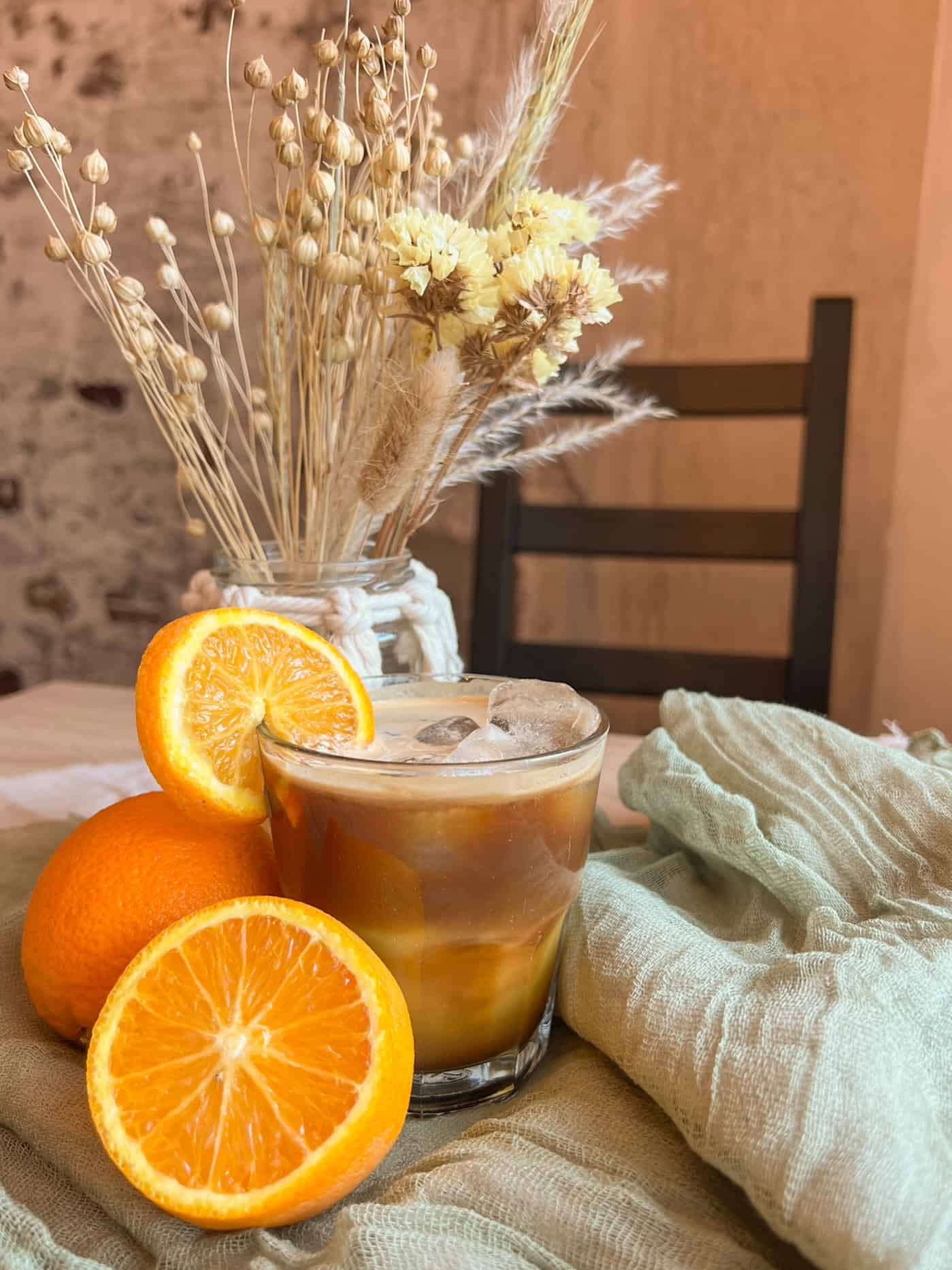 Orangen Espresso mit Eiswürfel.