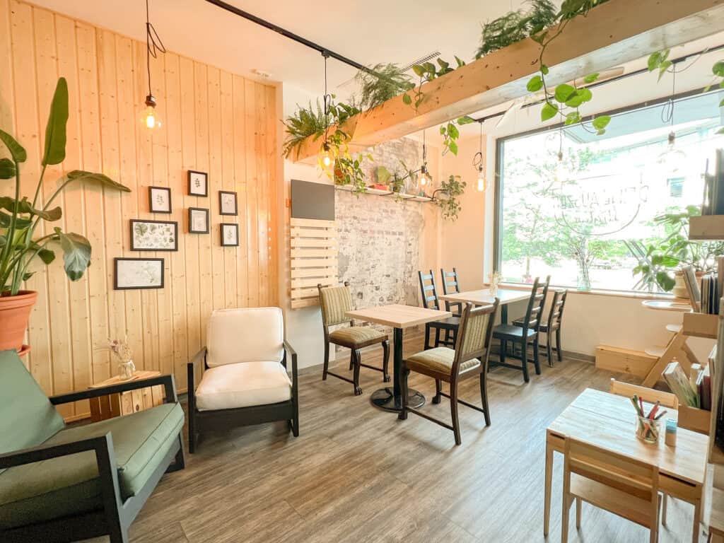 Inneneinrichtung des Cafés.