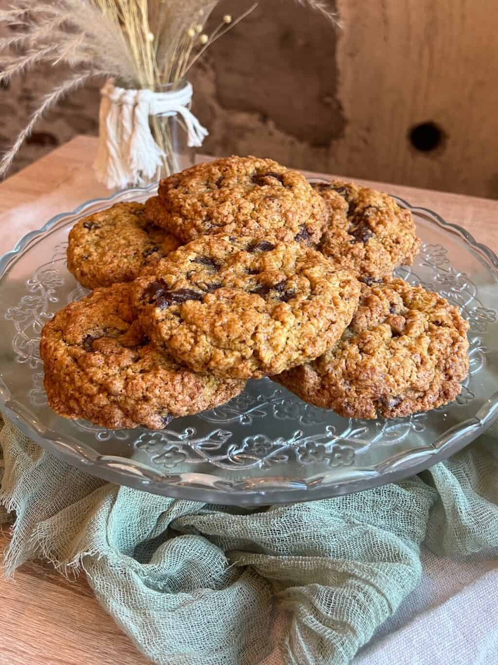Cookies auf einem Servierteller.