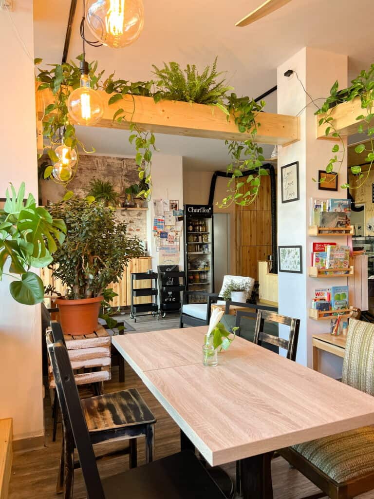 Café im Innenraum.