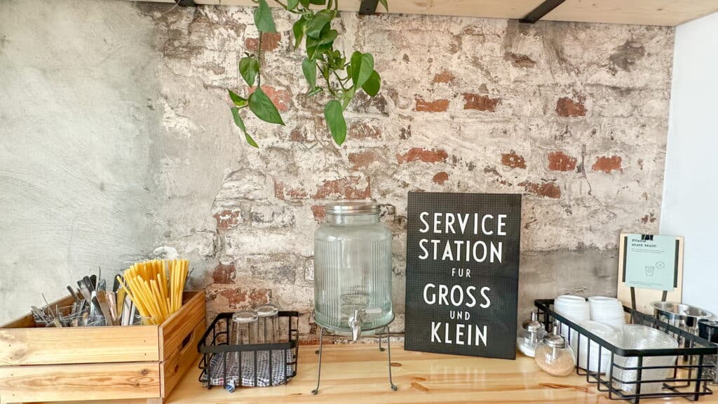 Die Servicestation mit Trinken und Besteck.